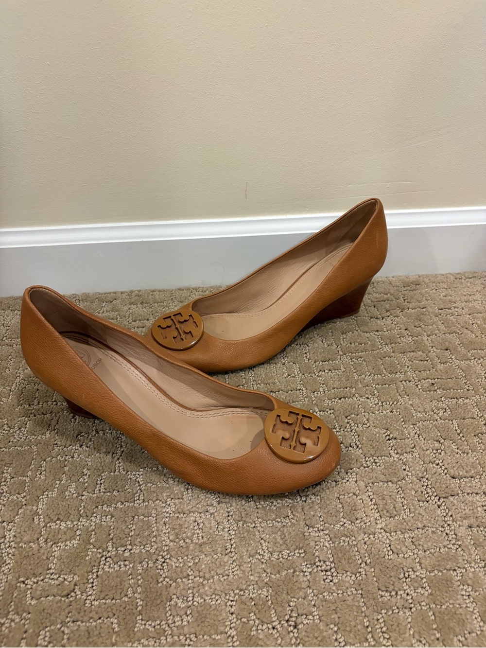 Tory Burch Tan Leather Low Wedge Pumps Size 9